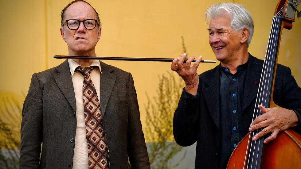 Peter Torsén som sin karaktär Walter Kurtsson tillsammans med musikern och tonsättaren Tuomo Haapala, som satt musik till Walters Kurtssons improviserade dikter.