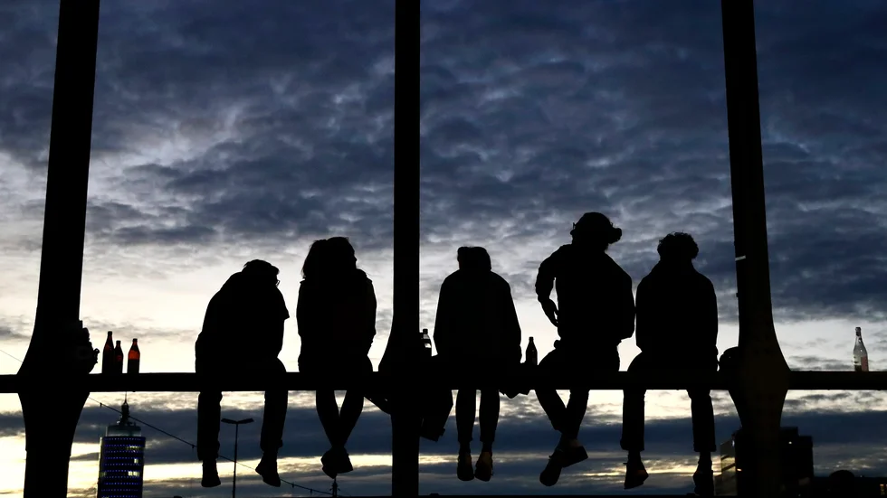 Benämningen "stödboende för barn och unga" infördes av socialstyrelsen 2016, som ett alternativ till HVB-hem, och är en friare och mer självständig boendeplacering för unga mellan 16 och 20 år. Två boenden i Eskilstuna följer inte reglerna och får kritik av Ivo.