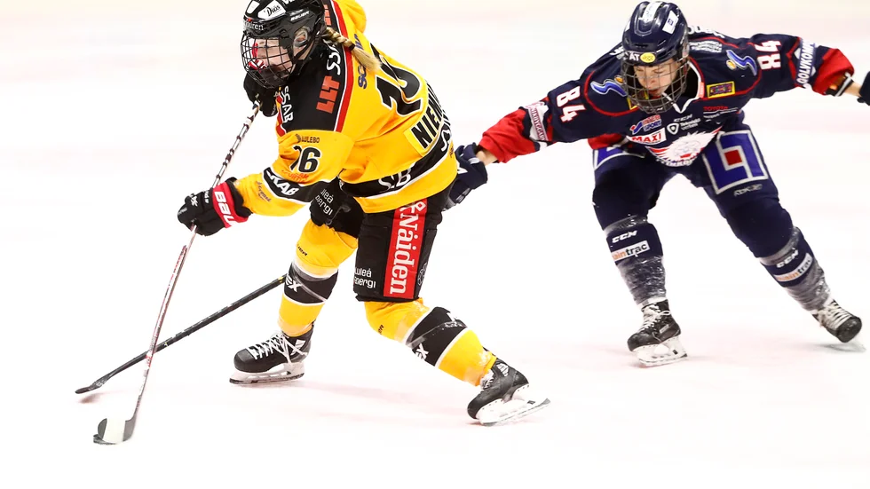 Petra Nieminen, till vänster, fortsätter producera flitigt för Luleå. Arkivbild.