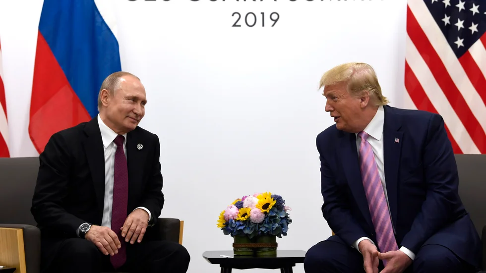Rysslands president Vladimir Putin och USA:s avgående president Donald Trump vid ett toppmöte förra året. 