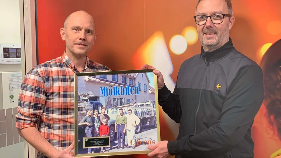 Patric Engqvist från bandet Lifvens (t.h) lämnar över guldskivan till Stefan Ölvebring, arkivchef på Svenskt Rockarkiv i Hultsfred.