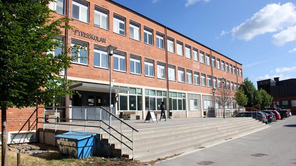 Trots den ökande smittspridningen har Fyrisskolan återgått till att ha all undervisning på plats, skriver Negar Tavassoli Dinani.