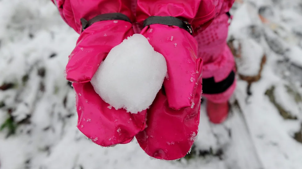 En lärare blev snödöpt av en elev. Nu anmäler skolan den våldsamma attacken till Arbetsmiljöverket.