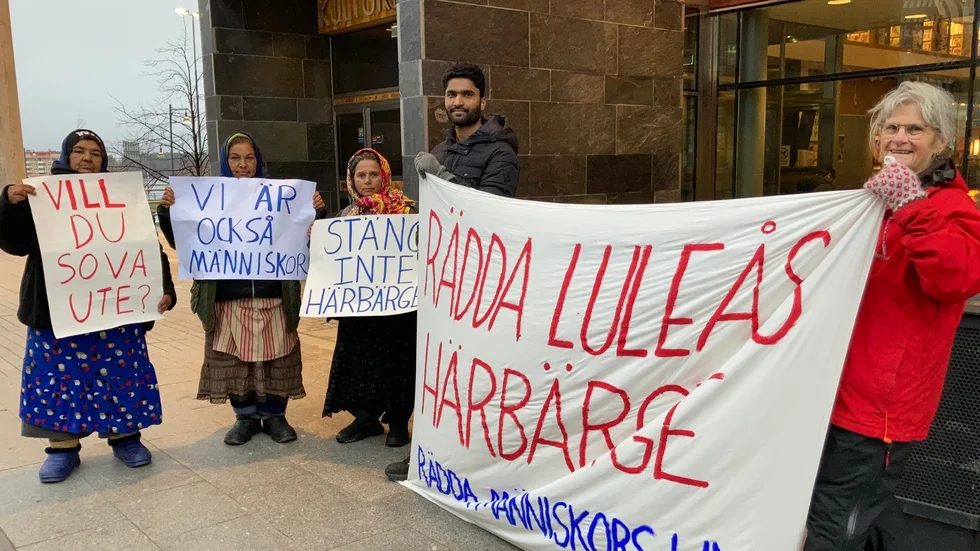 Från vänster Liliana Alistar, Teodora Mandachi, Anica Mandachi, Miracle Nazarious och Meta Wiborgh i protest mot den föreslagna stängningen av natthärbärget i Luleå.