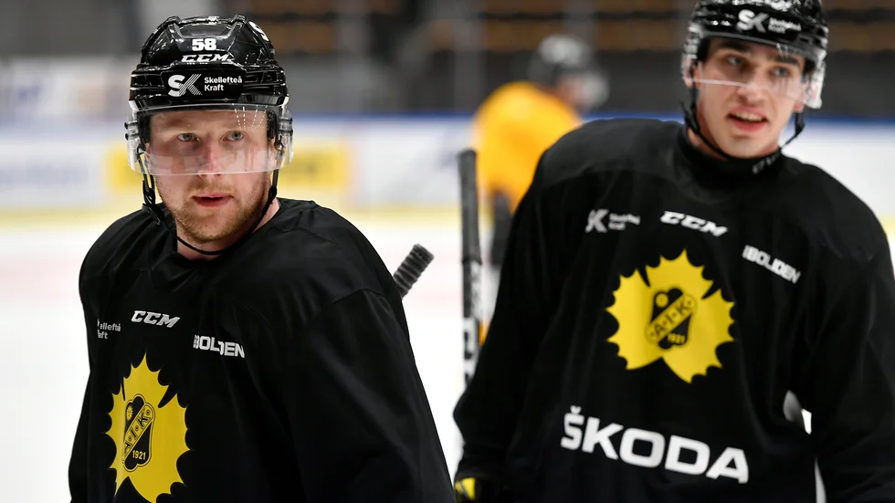Oskar Nilsson har spelat tillsammans Adam Wilsby under säsongen – och trivs utmärkt med AIK:s talangfulle back.