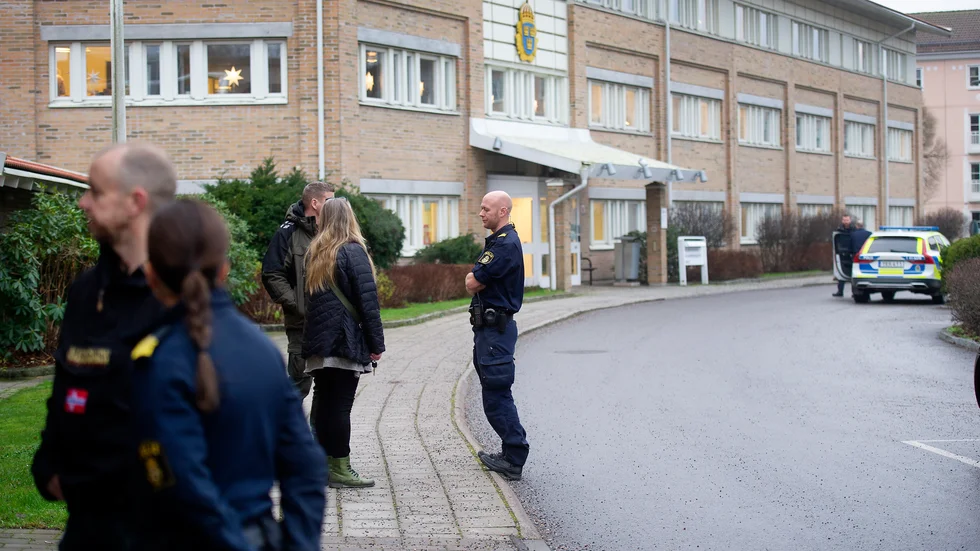 Nyköpings tingsrätt var hårdbevakad under rättegången i december. Nu har det morddömda bröderna överklagat och nästa förhandling blir i Svea hovrätt.