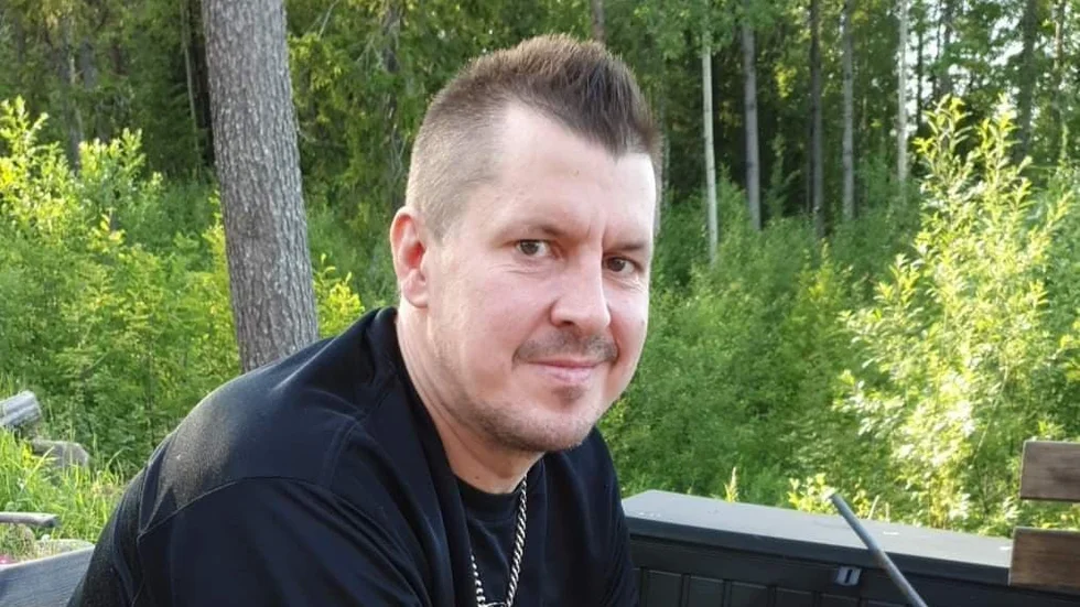 Fortfarande saknar både polis och anhöriga svar efter att 45-årige Mikael Simonsson oförklarligt försvunnit i Notsel norr om Harads sommaren 2020.