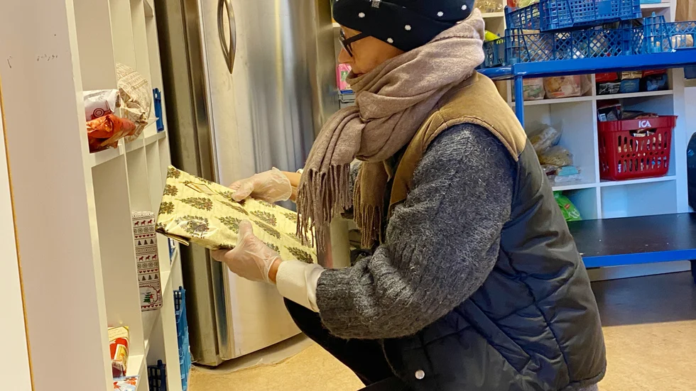 Julklapparna skänks färdiginslagna men ordentligt märkta med storlekar där så behövs, och lämpliga åldrar på mottagarna. Päivi Posio läser och kollar så att det blir rätt.