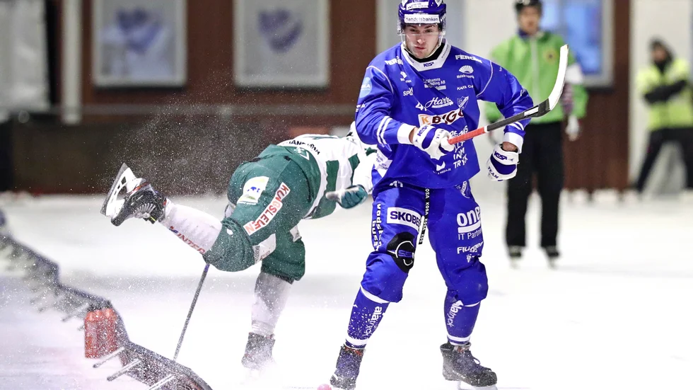 Elias Gillgren sätter stopp för en VSK-spelare i mötet i Motala. Nu möts lagen igen inomhus i Västerås. IFK Motala har revansch att jobba för efter 1-2 i hemmamatchen.