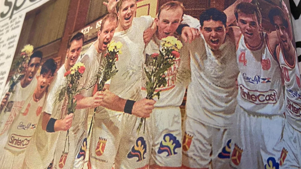 Kuriren för 25 år sedan: Allsvenskan nästa för KF. Fr v Ahmed Mohammed, Sphi Lam, Nenad Janjetovic, Jesper Nyberg, Janne Ekholm, Milivoje Durkovic, Zoran Bonck, Marcus Johansson, Slobodan Orlovic och Martin Larsson.



