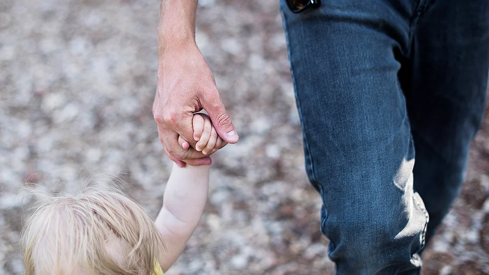 Samhället ska hjälpa familjer, inte splittra dem menar skribenten. 