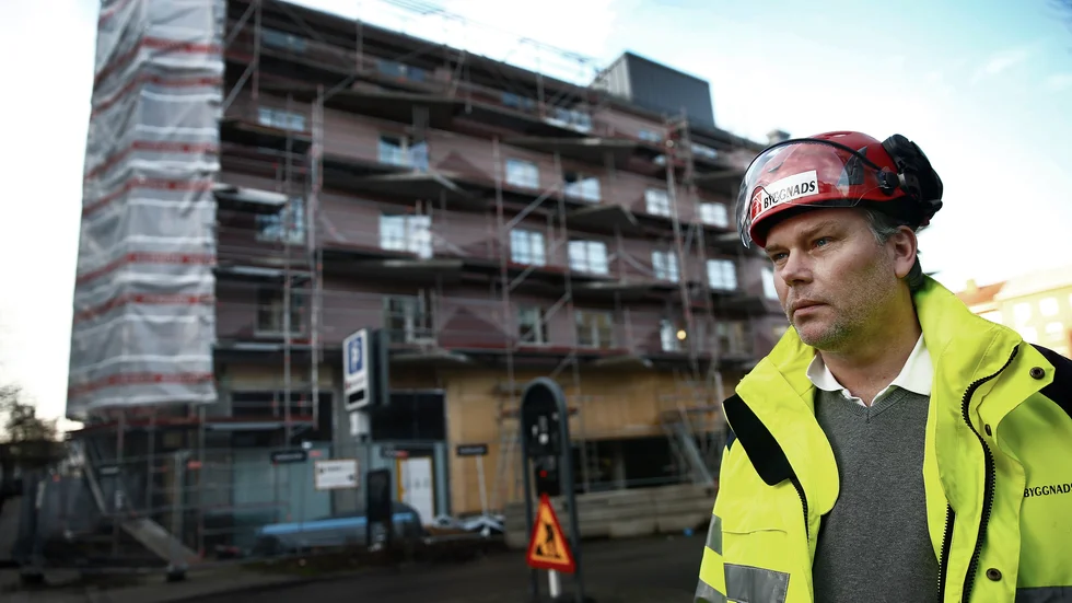 Magnus Cato, ordförande i Byggnads Öst, är upprörd över att privatpersoner och företag göder en kriminell marknad när man anlitar svartjobbare.