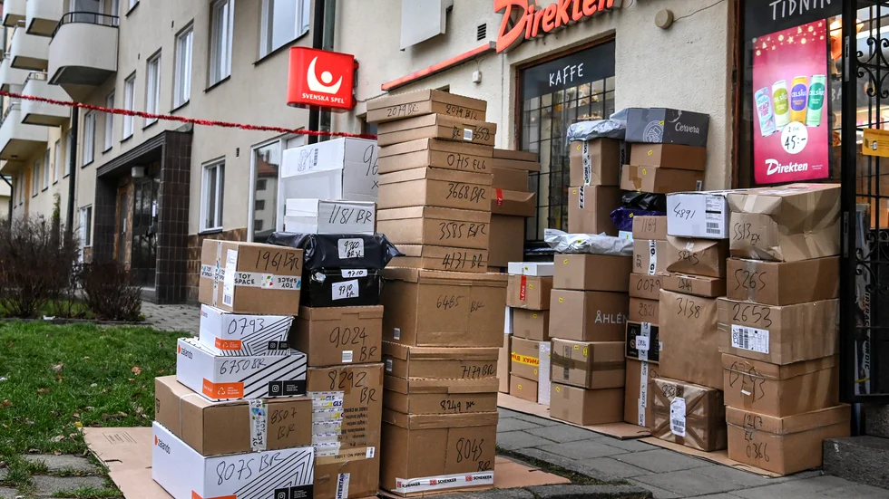 Ett utlämningsställe för paket i Stockholm har fått lägga upp paketen utanför butiken på grund av den ökande e-handeln till jul. Arkivbild.
