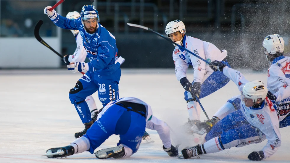 Jonas Enander, här i en tidigare match mot Vänersborg, var vassast framåt i IFK Motalas lag i Bollnäs. Över en timme försenad blev matchen på grund av skada i Bollnäs efter kollision.