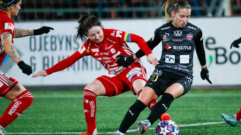 Josefin Johansson i närkamp med Jelena Cankovic.