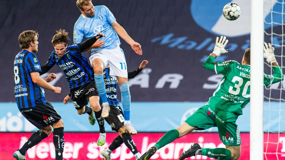 Ola Toivionen nickar in bollen mot Sirius. 
