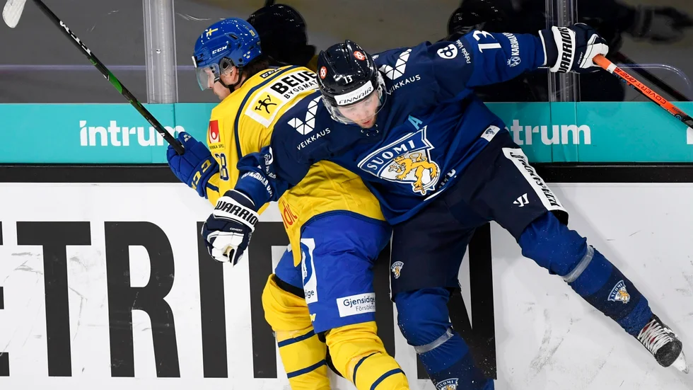 Finlands Valtteri Kemiläinen vinner en sargduell mot Jesper Frödén. Finland var också starkare och vann jumbomötet med 3–2.