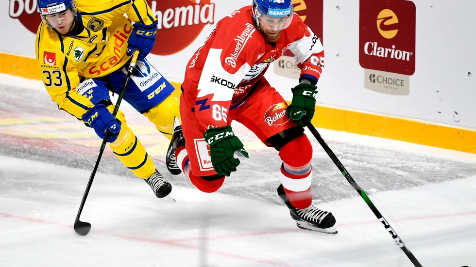 På efterkälken. Sveriges Michael Lindqvist försöker jaga ikapp tjeckiske lagkamraten från Färjestad, Vojtech Mozik.