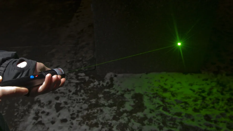 Tre tjejer har anmält att de blivit utsatta för grön laser i Vingåker i helgen.