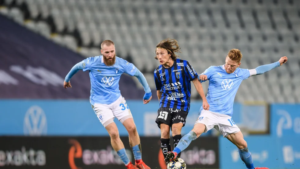 Anders Christiansen i närkamp med Axel Björnström. 