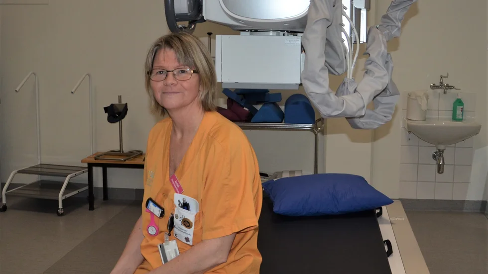 Anneli Kielatis framför den nya röntgenutrustningen på Jokkmokks hälsocentral.