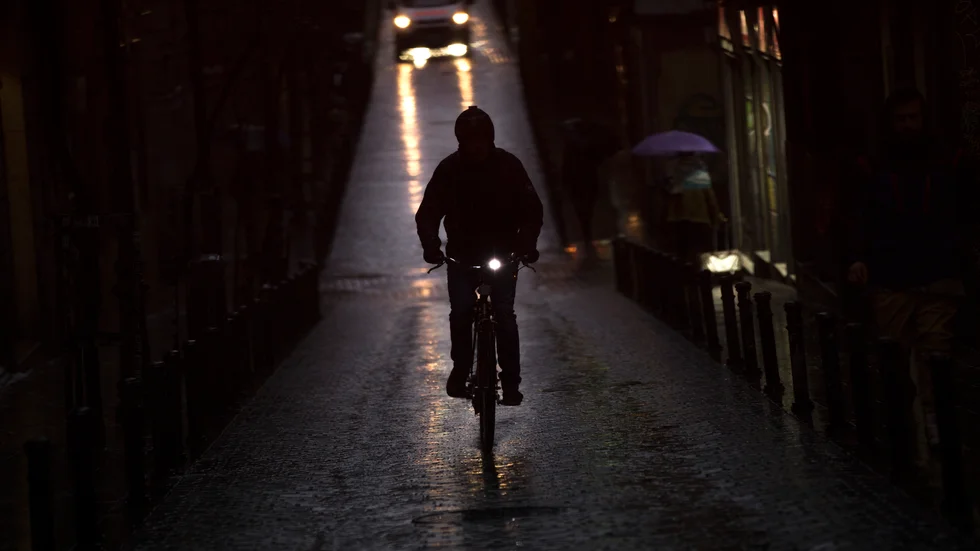 Den här cyklisten har lyse. Men om man cyklar i novembermörkret utan lyse kan det, utöver faran man utsätter sig själv och andra för, kosta 500 kronor i böter.