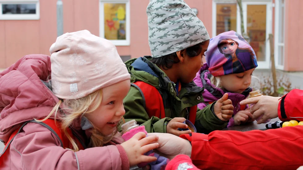 Vad innehåller egentligen de täckta kryddburkarna? Strössel? eller kokos? "Jag tyckte att det var jätteroligt, säger Bob Solomon (i mitten), två luktade starkt".