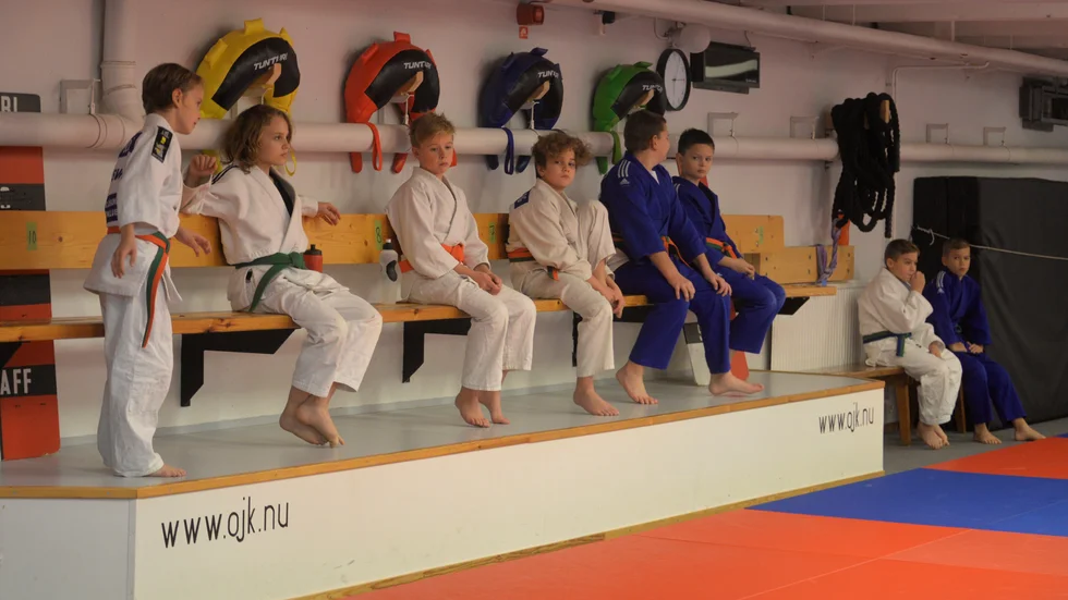 Ungdomarna i Oxelösunds judoklubb har sina egna platser på bänken där de får ta sina vätskepauser.