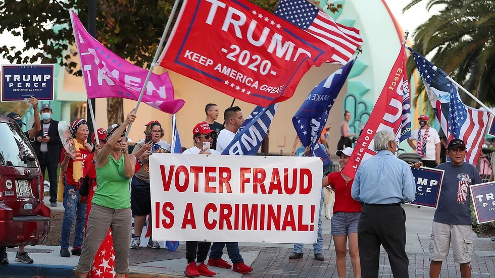 Trumpsupportrar protesterar mot påstått valfusk. Bild från förra veckan.