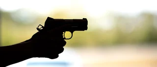 Butiksanställd fick pistol riktad mot sig vid soprummet
