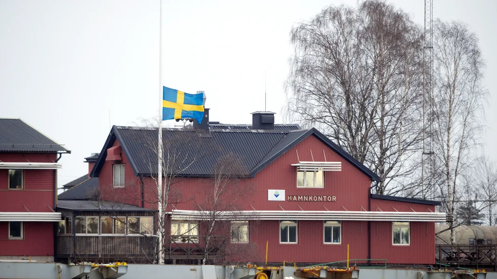 Under fredagskvällen den 16 mars 2018 kom en hamnarbetare i Oxelösunds hamn in i ett syrefattigt utrymme ombord på fartyget Declan Duff som fraktade kol. Mannen, som var i 20-årsåldern, avled senare.