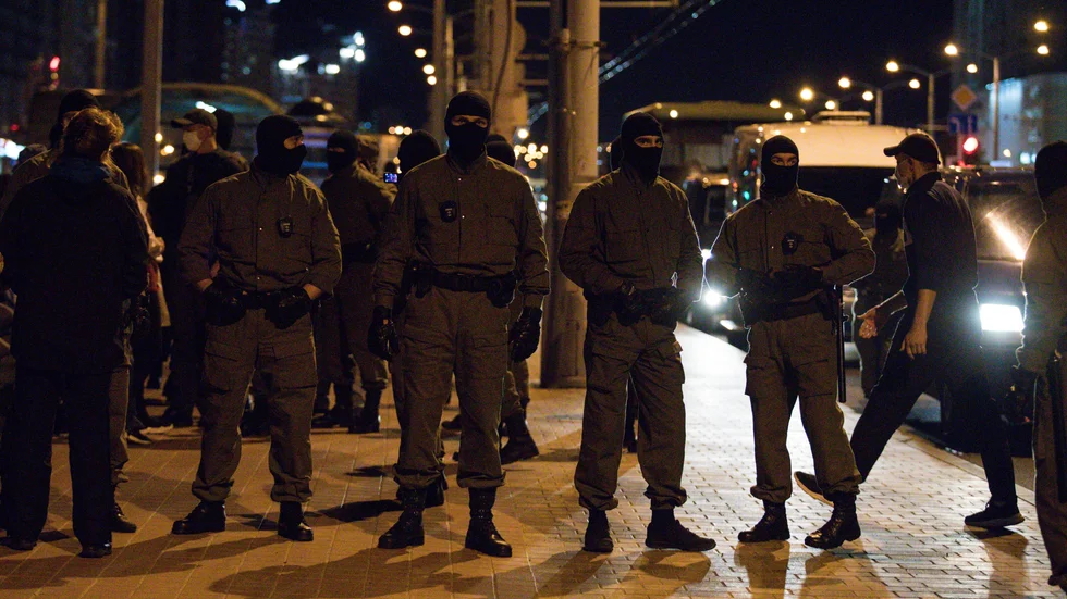 Belarusisk polis stoppar demonstranter i Minsk under onsdagen.
