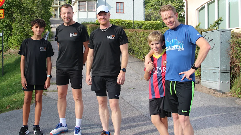 Stephan Andersson med pappa Staffan Andersson, Mathias Renaldo, samt Liam Hjärpe med pappa Kent Hjärpe springer bankvarvet tillsammans - varje dag. Både Liam och Stephan tycker att det känns bra. 