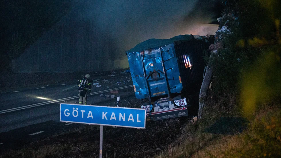 Branden var kraftig vid olyckan och riksväg 34 fick stängas av under tisdagskvällen i samband med släckningsarbetet.
