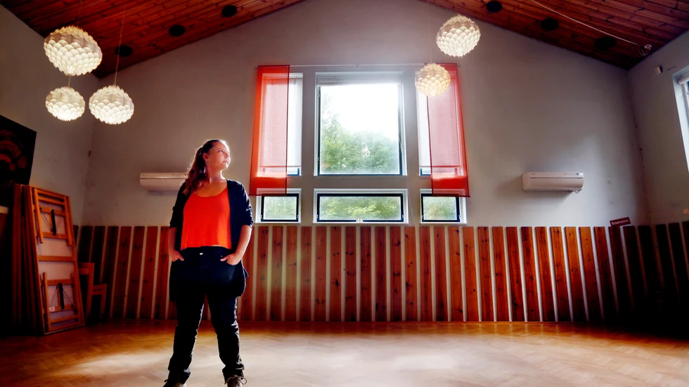 Louise Hasselquist Söderberg, 25, är suppleant i styrelsen, tillika vaktmästre på Jädersgården. Hon vill att jämnåriga ska upptäcka bygdegården. "Den är charmig och skithäftig".