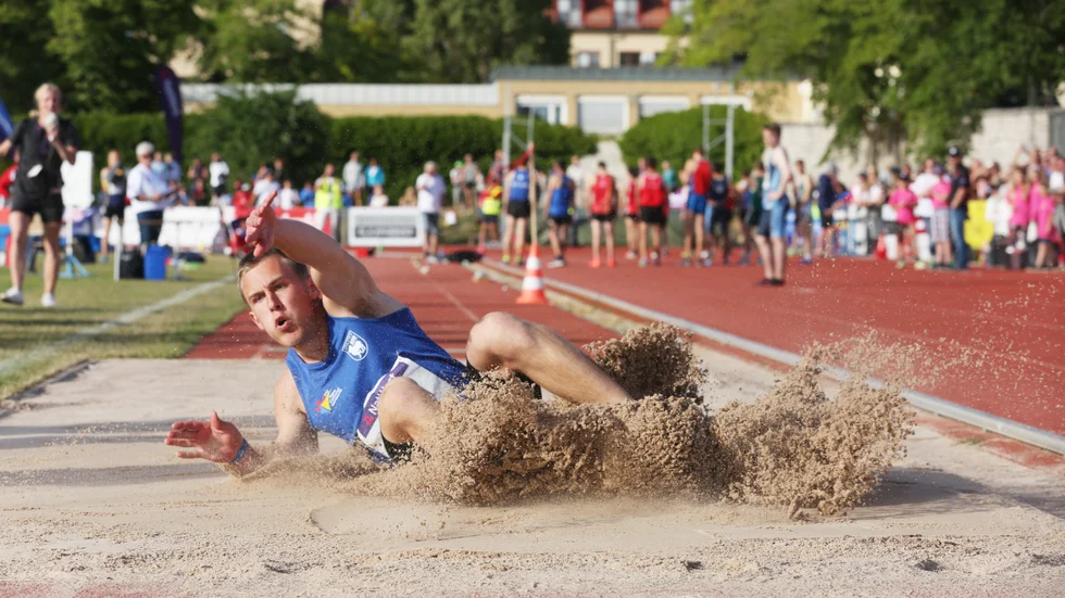 Det återstår fortfarande att se huruvida idrottsgotland, här symboliserat i form av Daniel Örevik, landar i mjuk sand snarare än på vassa stenar efter covid 19.