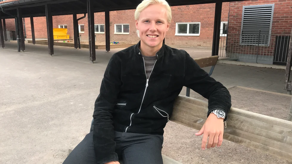 Simon Karlsson trivs på jobbet på Norra skolan, och han trivs i Motala AIF:s fotbollslag. En roll som går ut på att "skydda backlinjen och springa så mycket som möjligt" tar Maifkaptenen gärna på planen. Nu väntar Utsikten borta. 