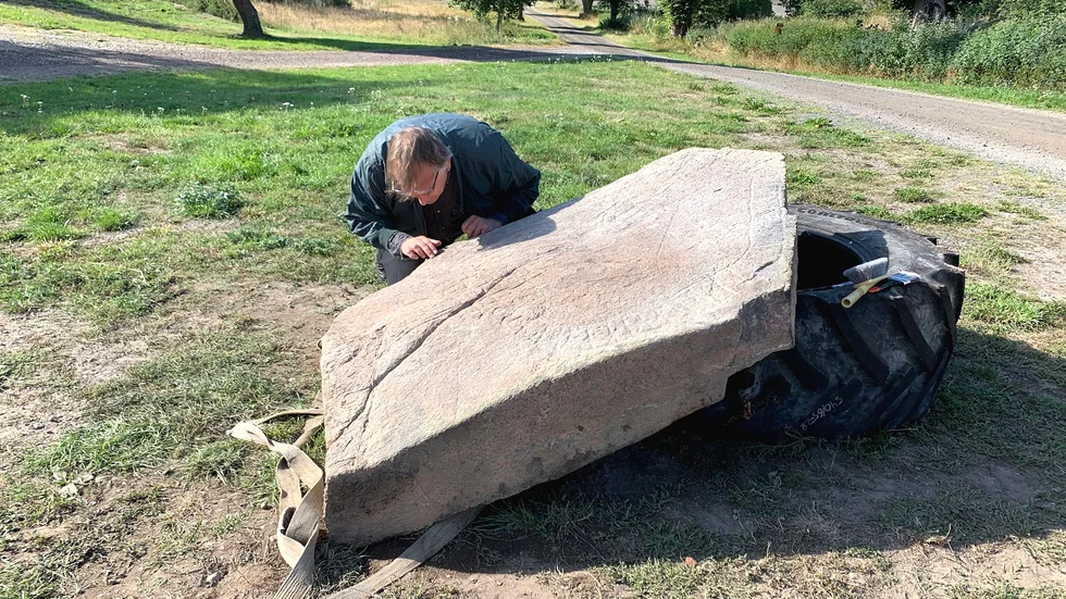Runolog Magnus Källström, Riksantikvarieämbetet, studerar den nyupptäckta runstenen i Loftahammar i Småland.
