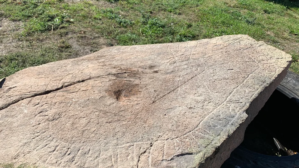 Den nyfunna runstenen vid Hellerö.