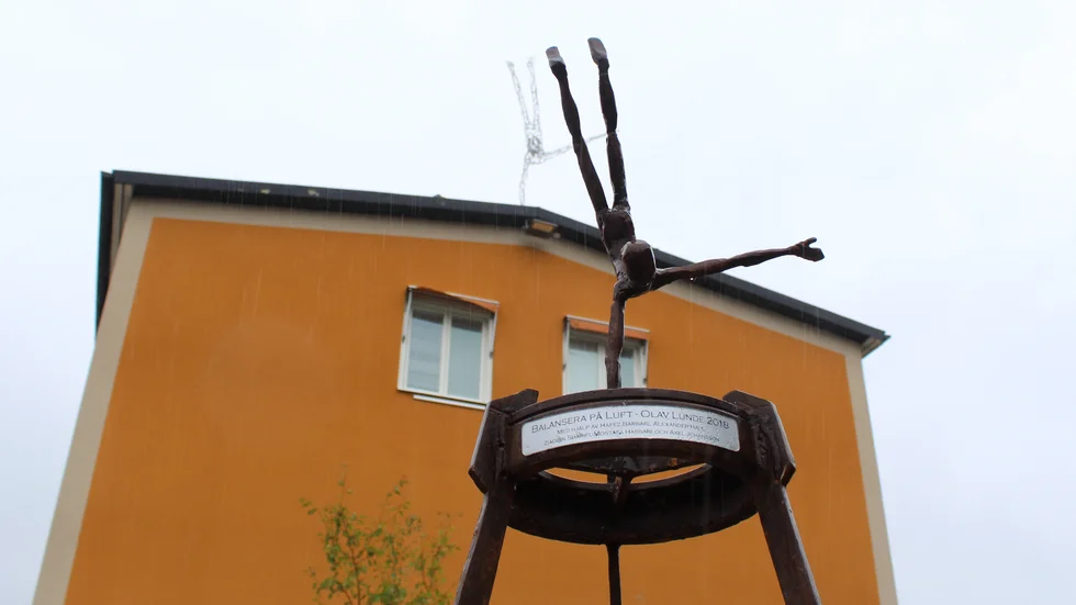 Den taktila versionen av "Balansera på luft" framför den stora som monterats på taknocken.