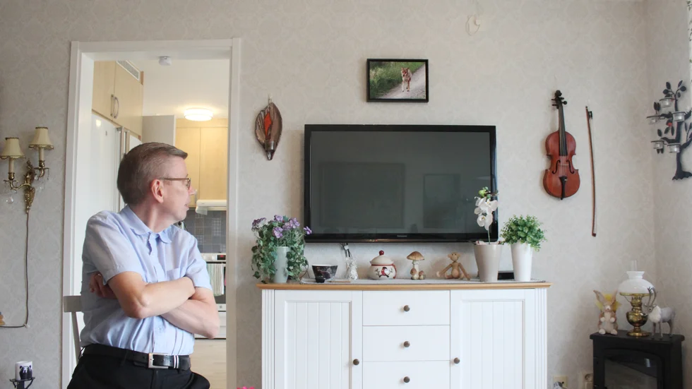 För Tommy Larsson var observationen av vargen i Långbogenreviret en höjdpunkt i livet. Självklart har fotografiet han tog fått finplatsen ovanför tvn.
