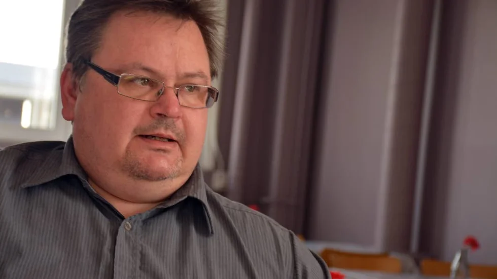 Michael Svensson (S) är ordförande i det kommunala bostadsbolaget Vimarhems styrelse. En extra rapport pekar på brister i styrelsens och VD:s arbetssätt där bland annat uppföljningar saknas.