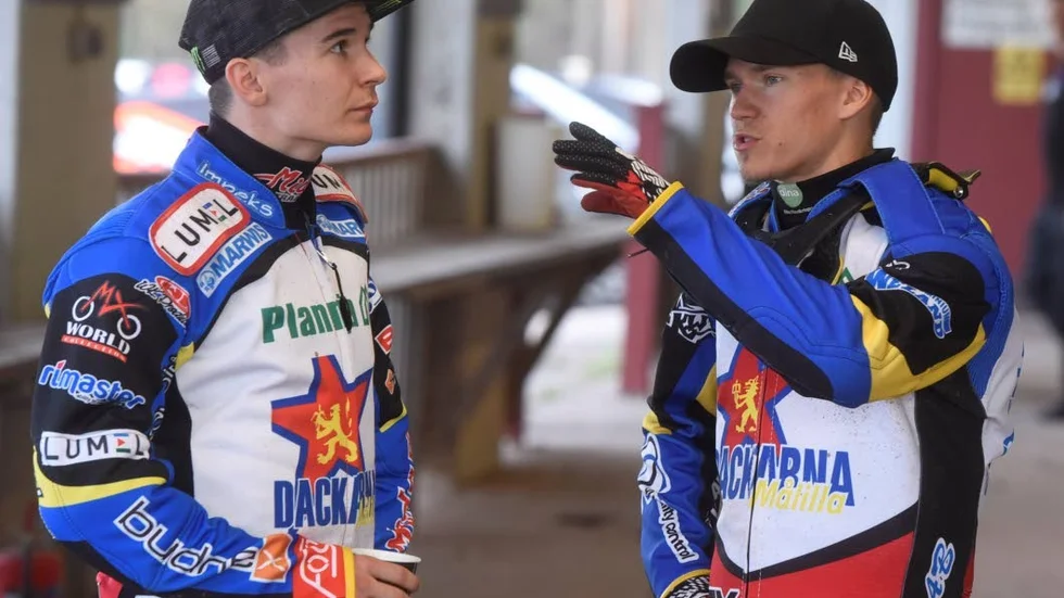 Oliver Berntzon, t h, trivs i Dackarna. Här pratar han med lagkamraten Patryk Dudek.