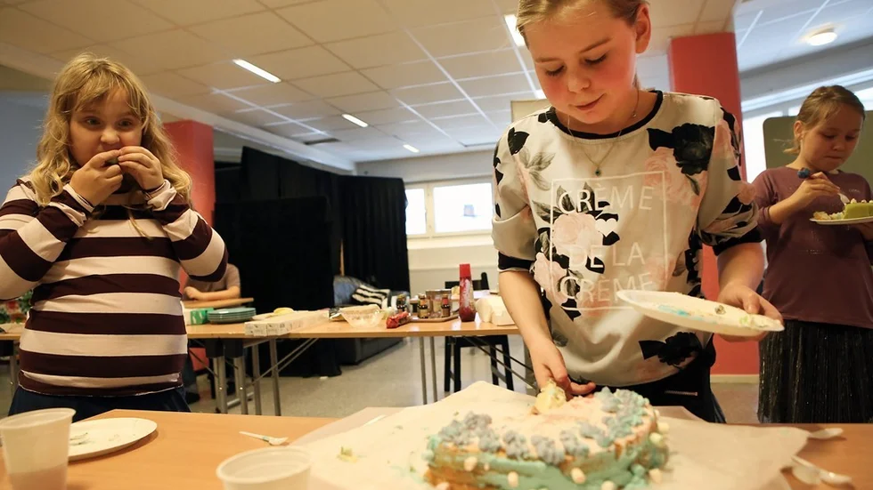 Emma Helge provsmakade en tårta som inte hon hade tillverkat. Foto: Roelof Stroetinga
