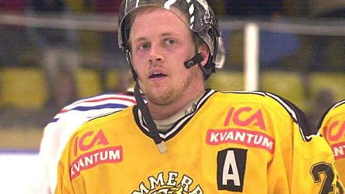 Johan Hermansson blev matchvinnare med sitt mål fram till 5-4 i slutminuterna när VH mötte KRIF. Foto: Magnus Strömsten