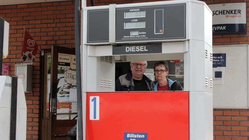 Rolf och Nina Kännerö vill att någon ska ta över macken. Men ännu har ingen intressent dykt upp. – Vi har alltid trivts här i Järnforsen, och det skulle vara så himla tråkigt för orten om vi tvingas lägga ner, säger Nina Kennerö.