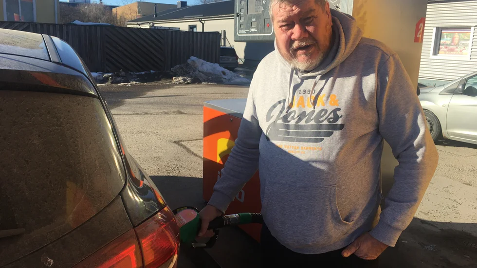 Kalle Ekgren tankade sin bil över 21 kronor litern. 