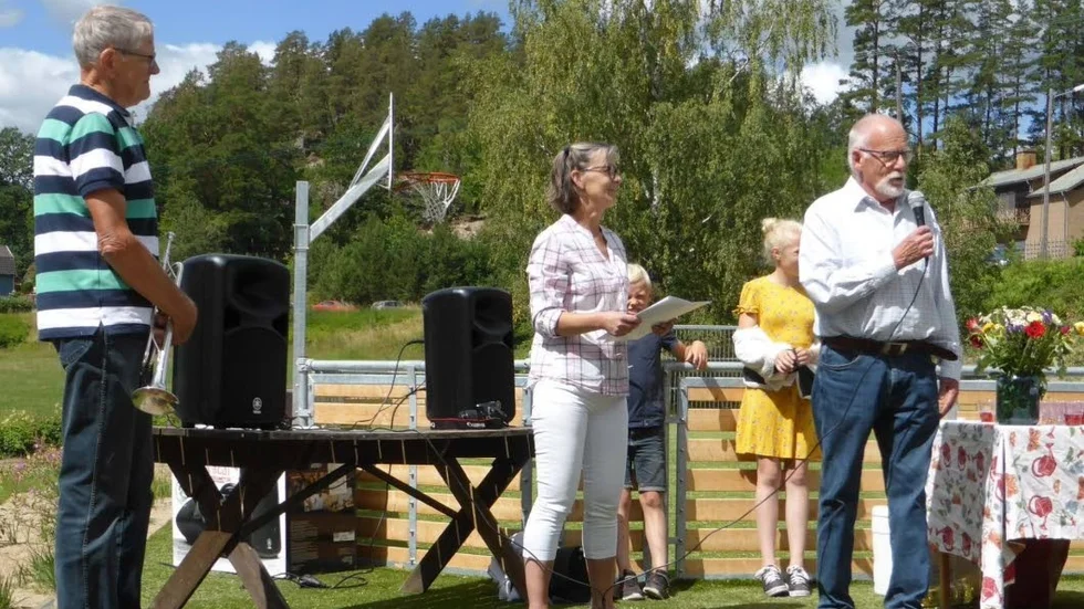 Jan Brolin, till höger, tillsammans med föreningens ordförande Lotta Jerrebrant. Till vänster Gullmar Andersson, som varje år blåser fanfar vid utdelningen.