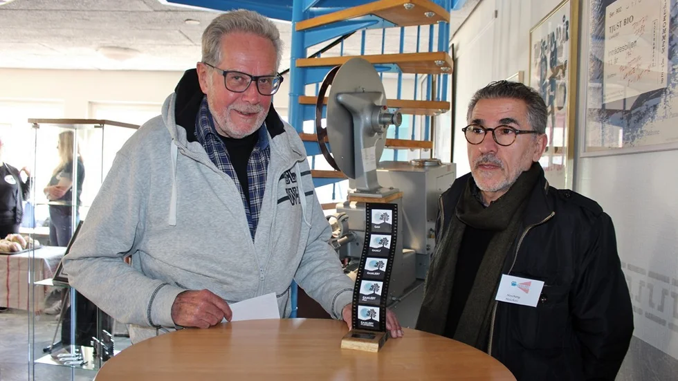 Donald Öfverberg med Hoschang Moschiri, som har designat priset. Foto: Ellinor Harrysson