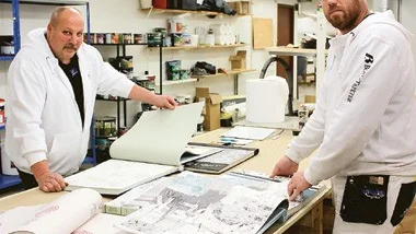 Frank Johnsson och Daniel Gustafsson jobbar både med tapetsering och målning. I lokalen finns det även utrymme för fönsterrenovering och försäljning. Foto: Lena Dahlberg